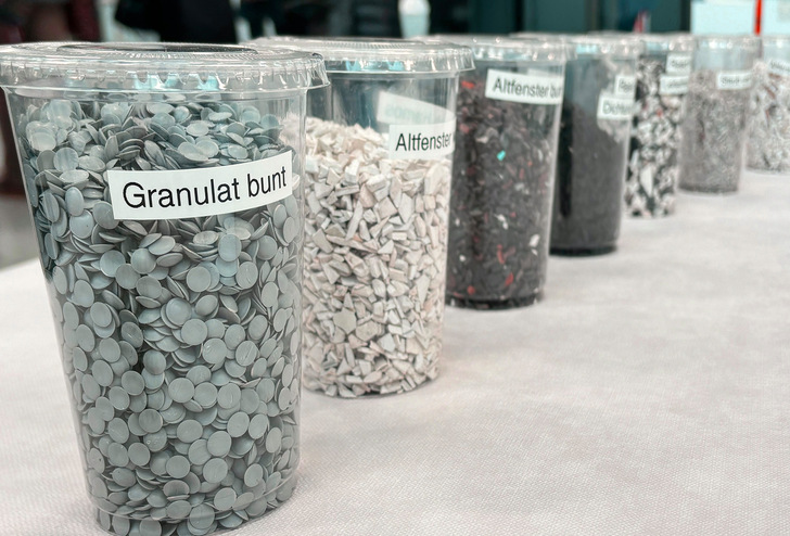 Granulat-Mischungen aus einer Recycling-Anlage.