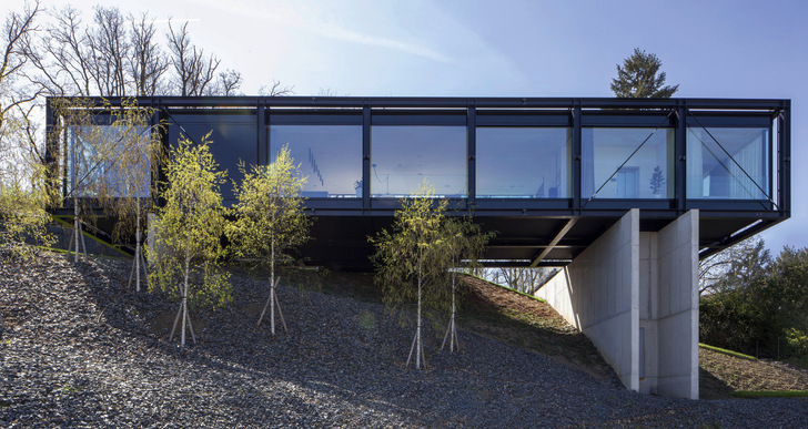 Gestützt wird der rechteckige Kasten aus Stahl und Glas von massiven Stahlbetonpfeilern