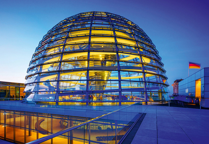 Ein Highlight nach dem ersten Veranstaltungstag ist das Abendessen im Restaurant des Bundestages in der Glaskuppel des Reichstagsgebäudes. Hier können die Teilnehmer in entspannter Atmosphäre Kontakte knüpfen und sich austauschen.