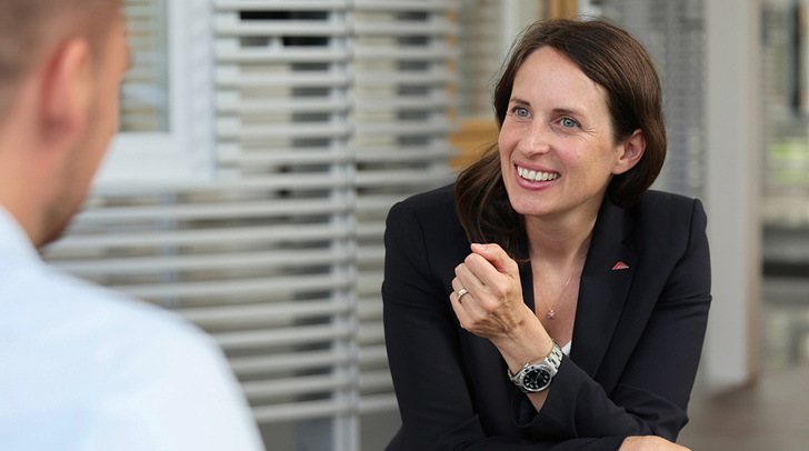 „Roto wird als ein besonders attraktiver und sicherer Arbeitgeber wahrgenommen“, freut sich Claudia Wirth, Leitung Corporate HR der Roto Frank Fenster- und Türtechnologie GmbH. Im Wettbewerb um qualifizierte und engagierte Mitarbeitende habe sich das Unternehmen nicht nur in Deutschland einen Vorsprung erarbeitet, der weiter ausgebaut werden soll. „Indem wir die Bedürfnisse unserer Mitarbeitenden sehen und ernst nehmen, schaffen wir ein Klima, in dem alle gerne und erfolgreich daran mitwirken, die Zukunft nachhaltig zu gestalten.“