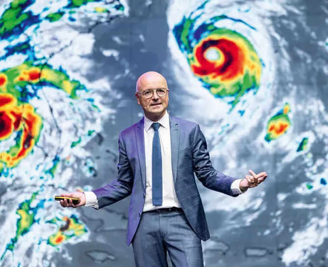 Unser Keynote-Speaker Karsten Schwanke, einer der bekanntesten TV-Meteorologen Deutschlands, stimmt auf das Thema ein, wie eng die Energieeffizienz, aber auch die Resilienz unserer Gebäude mit dem Klimawandel zusammenhängen.