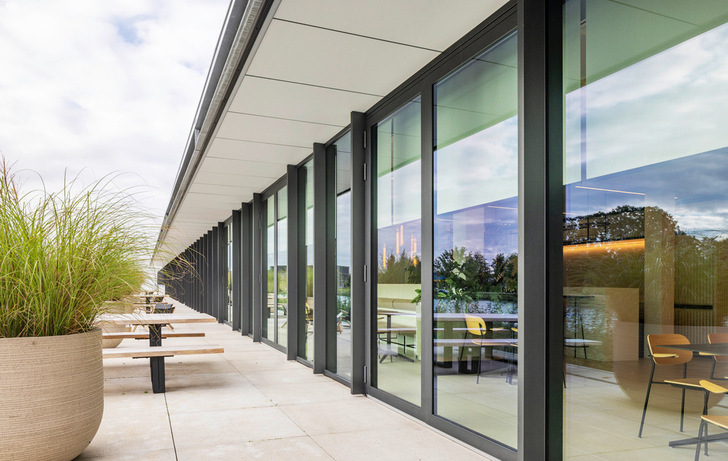 Das   Ziel   der   Kooperation   von   Saint-Gobain   Glass   und   dem   dänischen   Textilspezialisten Kvadratas Shade ist es, das Zusammenspiel zwischen Sonnenschutzgläsern und ­innenliegendem Sonnenschutzgewebe perfekt aufeinander abzustimmen.