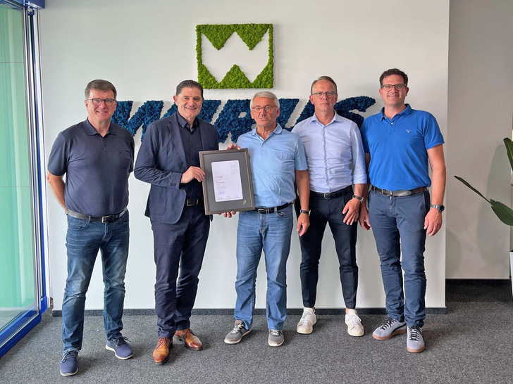 45 Jahre Partnerschaft mit Wirus: Zu Besuch in Ostwestfalen, um die langjährige Partnerschaft zu feiern. v.l: Herr Seipelt, Wirus Leiter Einkauf, Wolfgang Sandhaus, geschäftsführender Gesellschafter und CSO, Christoph Ruoff und Thomas Brand, die beiden Wirus Geschäftsführer sowie Florian Sandhaus,  Salamander Area Sales Manager