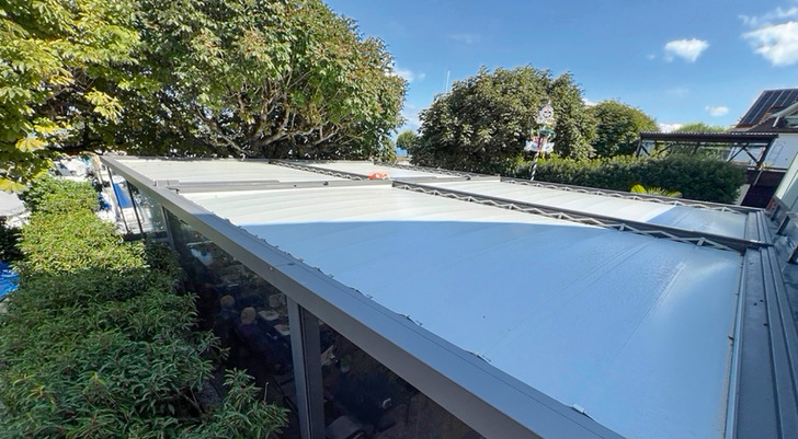 Der gewölbten Dachflächen der Butterfly bieten im geschlossenen Zustand den direkten Abfluss von Regenwasser, und decken das umlaufende Rinnensystem perfekt ab, um Spritzwasser nach innen zu vermeiden,