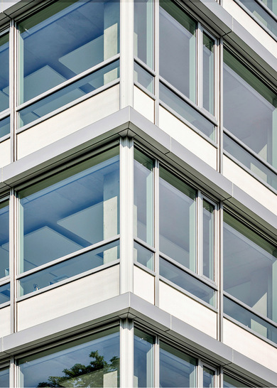 Zusammen mit dem Fassadenplaner wählte man als dicht aufliegenden Sonnenschutz die Vorbau-Markisen mit easyZIP-Führung, die mit einer Windbeständigkeit bis 150 km/h ausgesprochen windstabil sind.