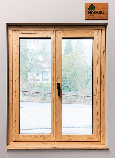 Pflegeleichtigkeit und Witterungsbeständigkeit auf der Außenseite im Einklang mit wohnlichem Vintage-Look auf der Innenseite: das neue Holz-Alu-Fenster von Niveau mit Fichte Altholz.