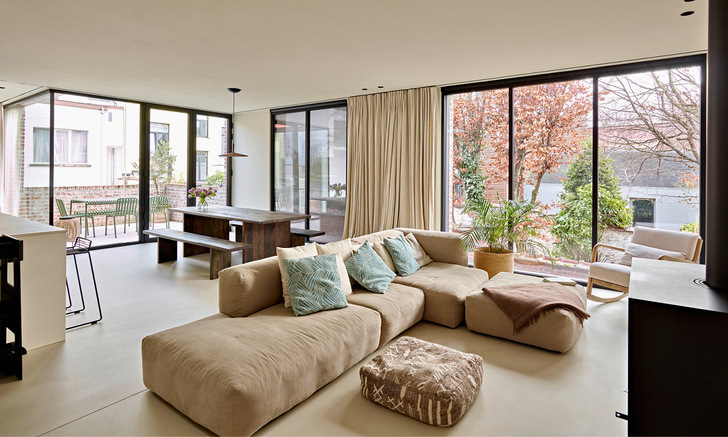 Die Fensterlüftungen Invisivent AIR lassen gerade so viel frische Außenluft ins Haus, dass die ­ab­geführte, ­verbrauchte Innenluft ersetzt wird. Dieses Lüftungsgitter kombiniert akustische, ­thermische und energetische Eigen­schaften mit einem eleganten Design. Die Light-Version garantiert eine ­Schalldämmung von 31 dB.