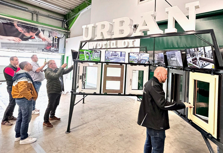 Fenster ohne sichtbare Nut und Fensterwerkstoffkombinationen waren die Attraktion der Ausstellung in der Maschinenhalle auf dem Urban-Gelände.