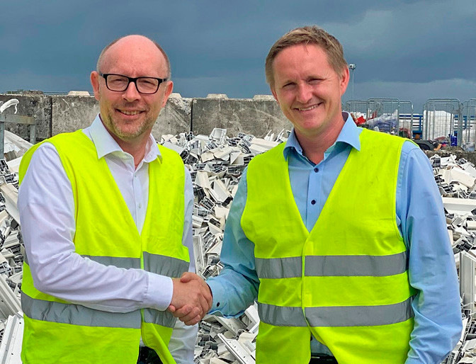 Auf gute Zusammenarbeit LKR-Geschäftsführer Josef Borgerding, links: Rewindo-Geschäftsführer Michael Vetter).