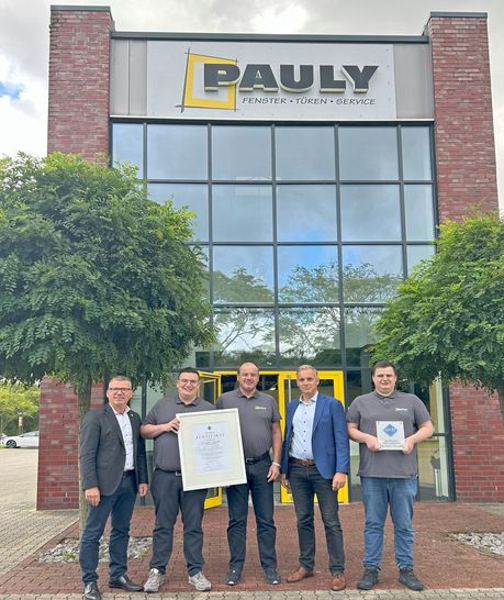 Starke Allianz: Matthias Venns (Gebietsverkaufsleiter VEKA), Jonas Pauly, Arnd Pauly, Alexander Scholle (Vertriebsleiter Profile VEKA) und Christopher Pauly freuen sich auf die Zusammenarbeit ihrer Unternehmen. (v.l.)