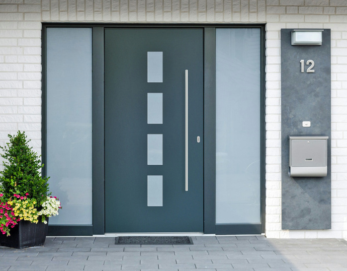 Aluminium-Haustüren von German Windows sind in vielen Farben von Verkehrsweiß bis Anthrazitgrau erhältlich. Form, Größe und Anordnung der Lichtausschnitte richten sich nach dem Modell. Zudem können Seitenteile vollflächig mit einem Ornamentglas bestückt werden.