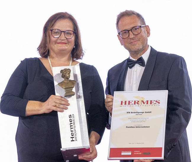 Anette Klinger, IFN-Miteigentümerin, mit Laudator Friedrich Csörgits, Herausgeber LEADERSNET Immobilien, bei der Preisverleihung am 11. Oktober in der Wiener Hofburg.