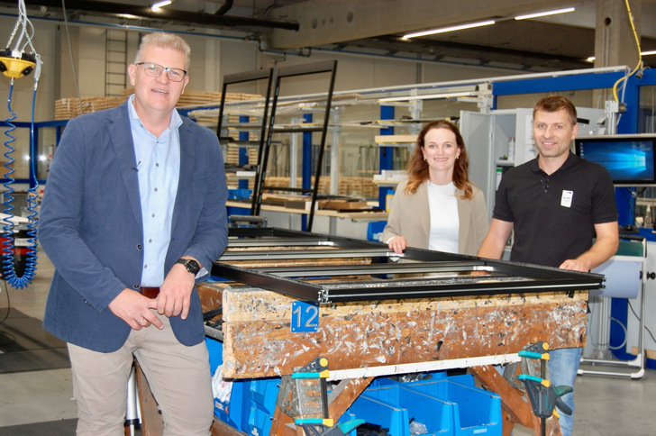 „Die Zusammenarbeit mit Gargiulo “, sagt Leiter Einkauf Christian Teuschel (re.; mit Gargiulo Vertriebsleiter Marcus Müller und Vertriebsassistentin Verena Schilling), „klappt aus meiner Sicht völlig reibungslos. Wenn es einmal etwas zu klären gibt, ist das mit dem Gargiulo Vertrieb sofort möglich.“