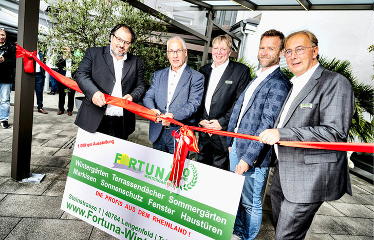 Bei einer Feierstunde konnte der Bürgermeister der Stadt Langenfeld Frank Schneider auch ­Neuheiten wie zum Beispiel ein Terrassendach mit Photovoltaik einweihen. (vlnr.) Sven Köhler, Bürgermeister Frank Schneider, Thomas Köhler, Stefan Holtgreife und Guido Köhler.