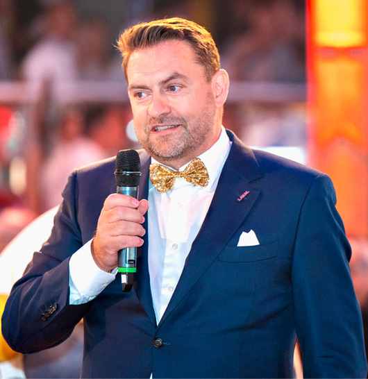 Geschäftsführer Yannick Gross eröffnete den Abend mit einer kurzen Ansprache, in der sich alles um ein kleines und doch großes Wort drehte: Danke/Merci.