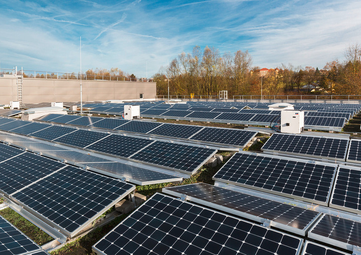 Industriebetriebe nutzen eigene Sonnenenergie und Strom aus dem Netz. Mit einer Preisoptimierung sparen sie nicht nur kosten, sondern können die Netze entlasten.