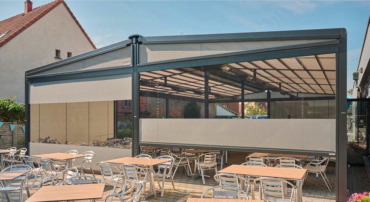 Die Terrasse sollte Schutz vor Sonne, Wind und Regen bieten und erhielt eine Markisenanlage, die sich bei Bedarf rundum schließen lässt.