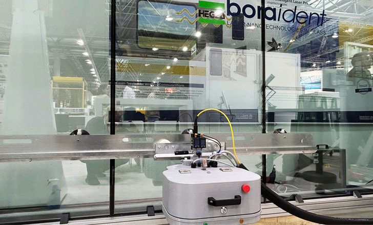 Aufwertung von Fassaden im Bestand: Die mobile Lasereinheit von Hegla boraident wird an der Fassade befestigt, um bereits eingebaute Verglasungen mit ­zusätzlichen Funktionen zu veredeln, z.B. mit Vogelschutzfunktion.