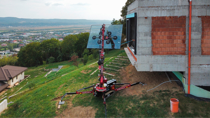 Hoeflon bietet für die Montage verschiedene Geräte an, die sich sowohl für kleinere als auch größere Glasscheiben und Fassadenpaneele eignen.
