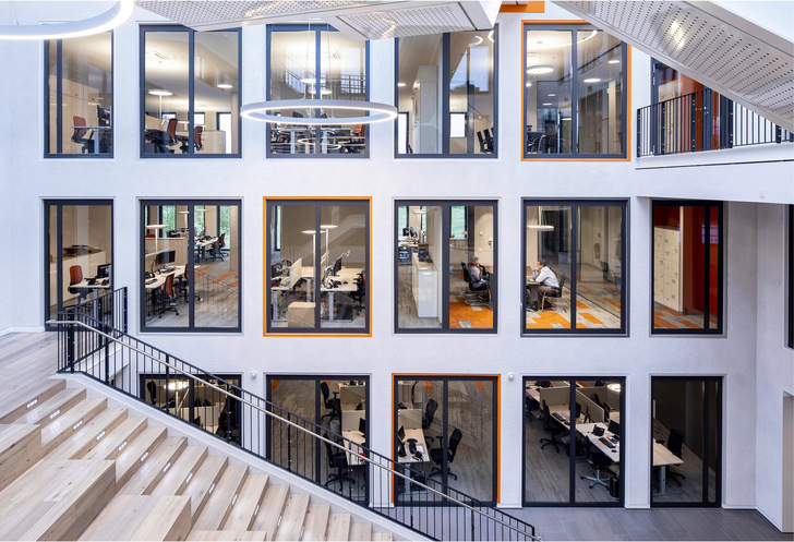 In der Firmenzentrale der Med 360° in Lever­kusen sorgen die eingesetzten Sicherheistgläser für eine hohe Transparenz sowie gleichzeitig auch für den Brandschutz und die Absturzsicherung.