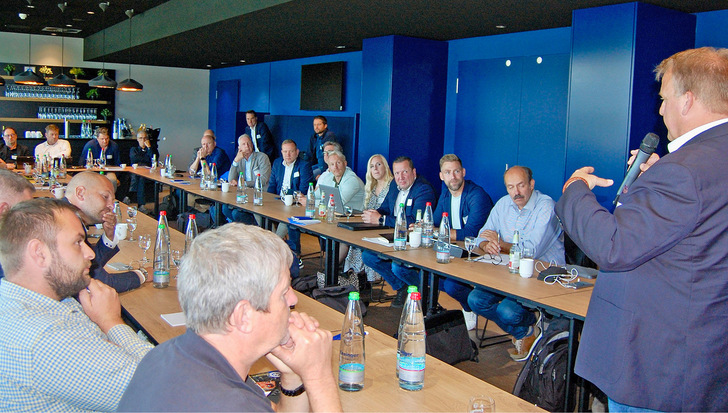 Thomas Reinert (r.) fasste die wichtigsten Ergebnisse des Gründungstermins in der VIP Loge des Stadions am ­Böllenfalltor zusammen und blickte voraus: Kommunikationsstrukturen intern wie extern, die Bildung bestimmter Themengruppen, Fortschreibung des persönlichen Austauschs stehen u. a. auf der Agenda.
