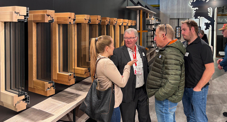 Raimund Drissner (2.v.l.) im Gespräch mit den interessierten Fensterherstellern.