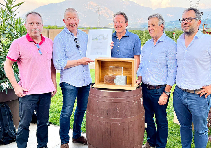 Finstral und Siegenia feiern das 50-jährige Bestehen ihrer Zusammenarbeit (v. l.): Gemeinsam mit Heinz-­Georg ­Weber überreicht Wieland Frank, Geschäfts­führender Siegenia-­Gesellschafter, die Urkunde an ­Joachim Oberrauch, ­Luis Oberrauch und Florian Oberrauch aus dem Verwaltungsrat von Finstral.