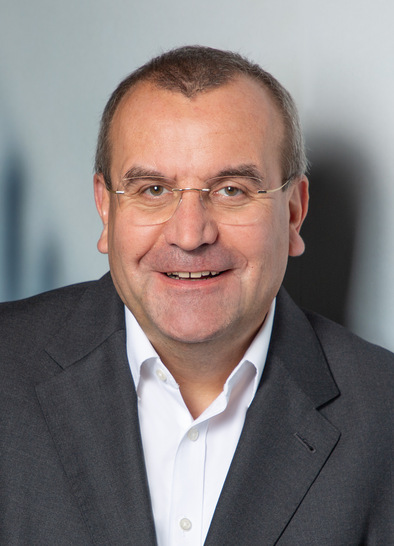 Matthias König war seit mehr als 25 Jahren als Geschäftsführer in der Bauzulieferbranche tätig. Er ist Inhaber von prodatio consulting, einer „Beratungsboutique“, die auf die Bauzulieferbranche spezialisiert ist. König unterstützt Unternehmen als Beirat und hat sich jetzt zusätzlich als Nachhaltigkeitsmanager weitergebildet.  