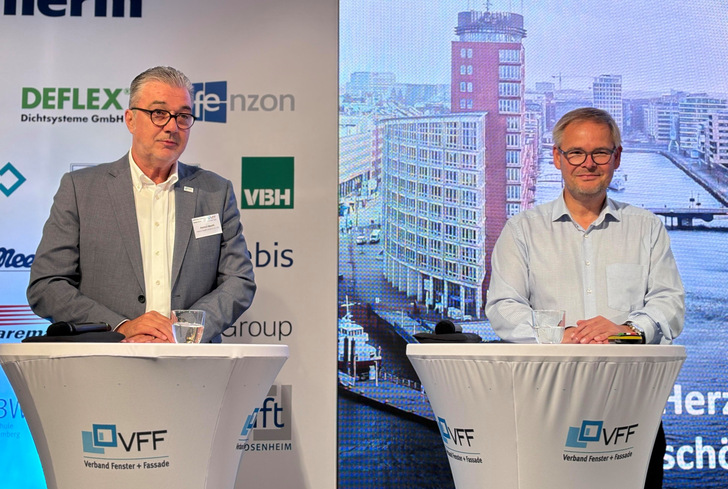 Erfolgreiches Zusammenspiel auf der Bühne des Jahreskongresses 2024 in Hamburg: Verbandspräsident Helmut Meeth und VFF Geschäftsführer Frank Lange. Nächstes Jahr findet der Jahreskongress in Berlin statt.