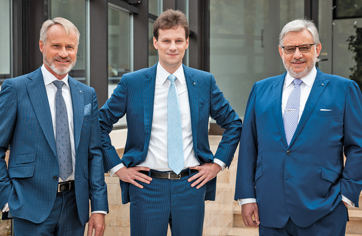 Übergang auf die dritte Generation – Christian Hoppe (40, Mitte) übernimmt bei HOPPE die operative Führung von seinem Vater Wolf Hoppe (72, rechts) und seinem Onkel Christoph Hoppe (62, links)
