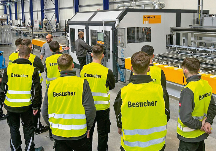 16 Schirmer-Azubis aus dem technisch-mechani­schen Bereich erlebten die Bearbeitungs­zentren in der Anwendung beim Bauele­mentehersteller Wirus.