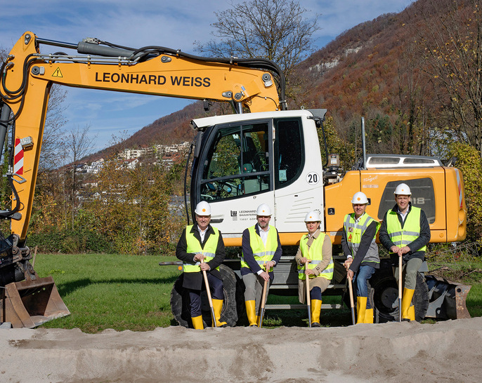 Der Spatenstich für das neue Technical Service Center ist erfolgt. v.l.: Frank Holzäpfel (Geschäftsbereichsleiter Construction), Johannes Schulze (Bereichsleiter Industrie), Daniela Schmiedle (Geschäftsführerin der Sika Deutschland GmbH), Arne Seebode (Head of Operations EMEA) und Jan-Peter Witthus (Head Advanced Resins EMEA)