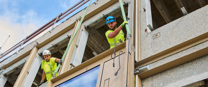 Hier die Montage der neue Elementfassade auf Basis der Wicona Wictec EL (aus dem CO2-emissionsarmen Hydro Circal 75R Aluminium).