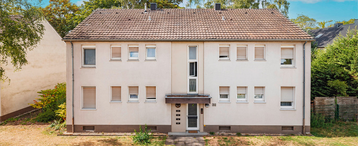 In Mönchengladbach-Hardt ließ der zweitgrößte deutsche Wohnungskonzern LEG serielle Sanierungskonzepte und technische Innovationen erproben, die die schnelle, einfache und bezahlbare Bestandssanierung vorantreiben sollen. Gerade Mehrfamilienhäuser der 1950er- bis 1970er Jahre eignen sich besonders gut für die serielle Sanierung.
