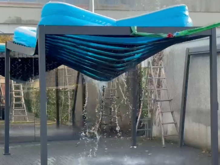 Bei Schneefall mal kurz auf der Terrasse zum Rauchen, oder das geliebte Haustier rauslassen – wenn die Schneelast zu hoch wird, hat man exakt 2,45 Sekunden zur Flucht.