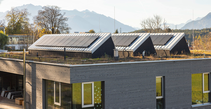 Auf der Rückseite der Sheddach-Lichtbänder dieses Bürogebäudes sind Photovoltaik-Module installiert.