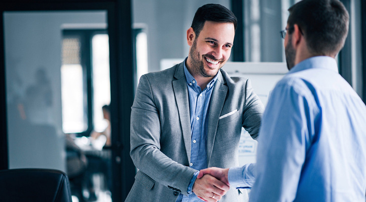 Die KI kann die meisten Routineaufgaben automatisieren, beispielsweise die Beantwortung von Kundenanfragen oder die Erstellung von Angeboten. Durch nichts zu ersetzen ist die direkte Ansprache des Endkunden durch den Hersteller oder Händler.