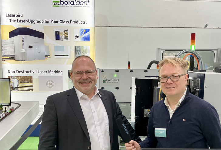 Hegla boraident CEO Dr. Thomas Rainer (l.) erläutert im Gespräch mit GW Redakteur Matthias Rehberger die Details zu dem mobilen Laser zum Upgrade von Fassadengläsern. 