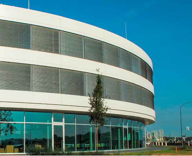 Fassadensteuerung: Mit U-Mod liefert Vasatec eine modulare, industriell vorgefertigte und vorprogrammierte Automations-Lösung, die sich durch ihre universelle Kompatibilität mit allen Steuerungssystemen auszeichnet.