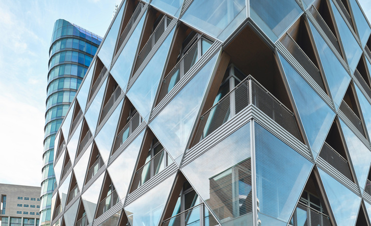 Die Düsseldorfer HPP Architekten haben das Gebäude als Holzhybridbau in Elementbauweise konzipiert. In der Fassade sind Gläser von Saint-Gobain im Einsatz.