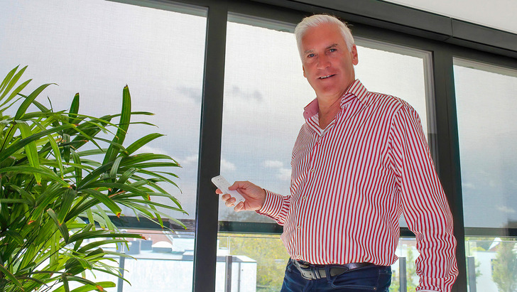 Modern und offen gestaltet: Auch bei herunter gefahrenen Screens, die das ­Penthouse vor Überhitzung schützen und ebenso ungewollte Blicke von außen ­abhalten, ist es im Wohnbereich hell genug.