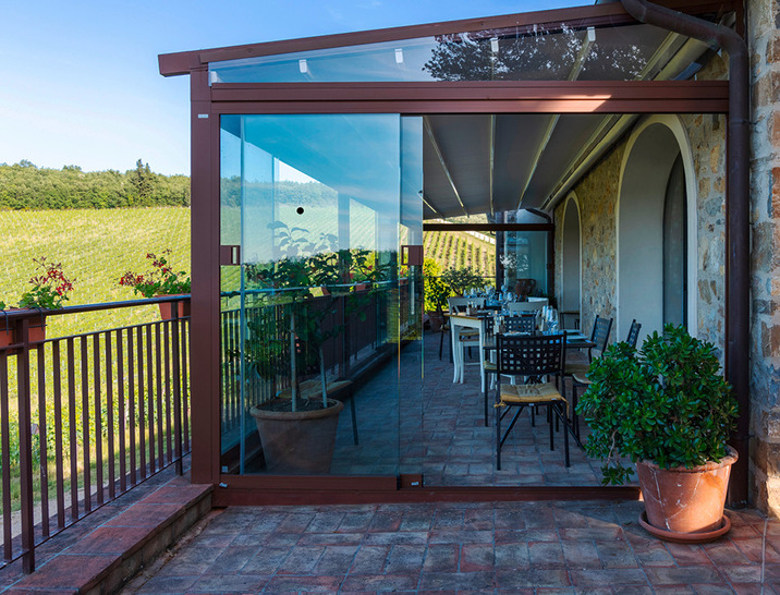 Das Sonnenschutzsystem A100 Star mit einer auf Querträgern ­befestigten Tuchbespannung, die horizontal gefaltet werden kann.