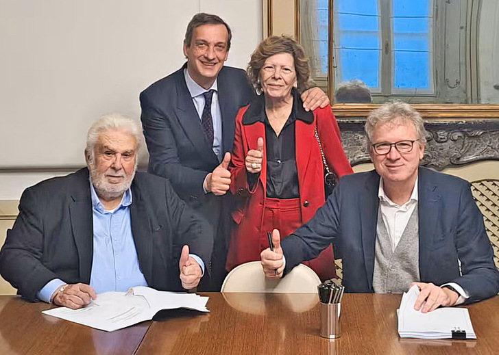 Auf dem Foto von links nach rechts: Ennio Cavezzale, Eigentümer und Gesellschafter von Mecal Machinery, Giovanni Gemmani, Vizepräsident der Scm Group, Rosella Meschini, ebenfalls Gesellschafterin von Mecal und Ehefrau von Cavezzale, und Marco Mancini, CEO der Scm Group.