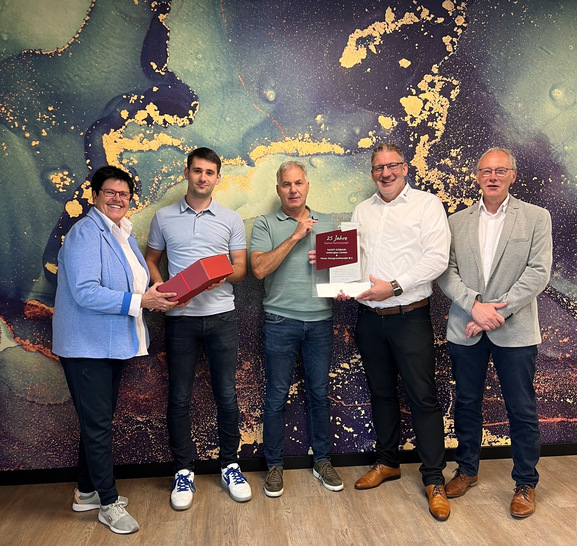 Übergabe der Jubiläumsurkunde zur 25-jährigen Partnerschaft.