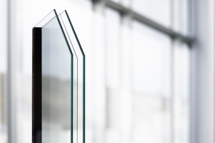 Ein Corning ATG als Mittelscheibe macht die neuen Glas Trösch 3-fach-Isoliergläser dünner und senkt das  Gewicht der ISO-Einheit deutlich.