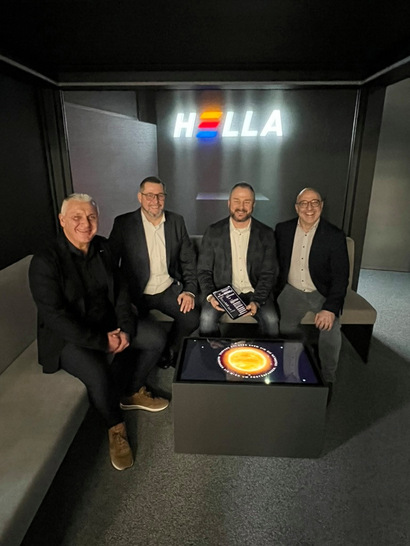 Extra angereist: Für den geschäftsführenden Gesellschafter Andreas Kraler (r.) war es wichtig, die Stimmung bei der ­Eröffnung des Cubes in Köln persönlich zu erleben, um das Feedback der Gäste persönlich aufzunehmen.