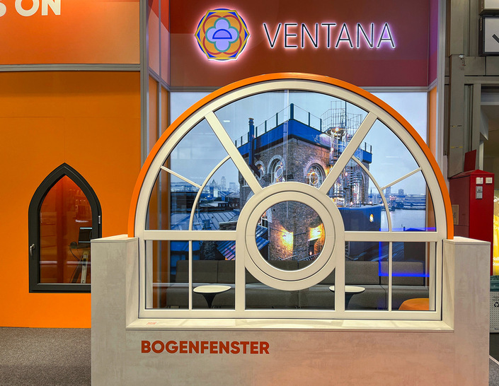 Der Ventana-Messeauftritt auf der FENSTERBAU im März 24 war sehr erfolgreich. Im Hintergrund zu erkennen das Konturmessgerät hinter dem Spitzbogenfenster.