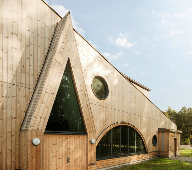 Das schaltbare Infraselect Dynamic Glas kann aufgrund der ConverLight Technologie selbst in gebogener Form und in Modellformen wie Kreisen oder Dreiecken gefertigt werden.