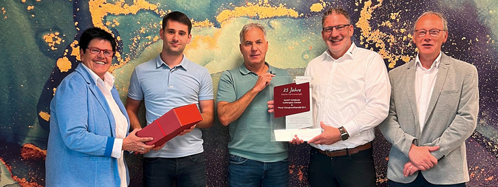 Übergabe der Jubiläumsurkunde zur 25-jährigen Partnerschaft.
