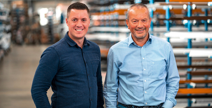 Vater und Sohn in einer Produktionshalle der Muggergittermacher in Ansbach: Dr. Hans (re.) und Christian Mehringer.